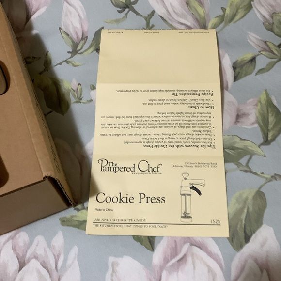 Pampered chef cookie press. Never been used. Includes 16 discs. - Picture 3 of 3